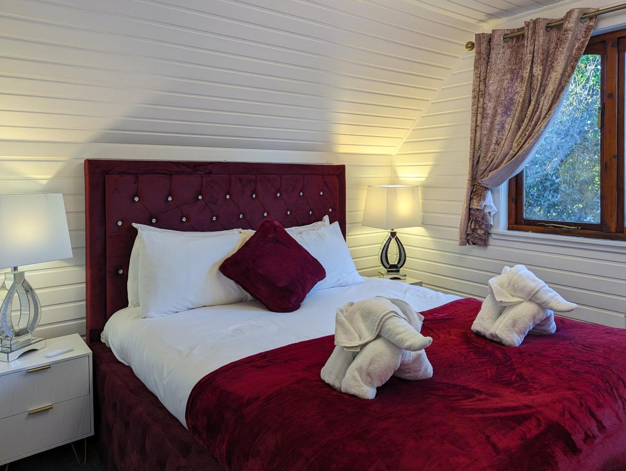Ceridwen 6 - Hot Tub-luxury-pets-perthshire-romantic-dundee *