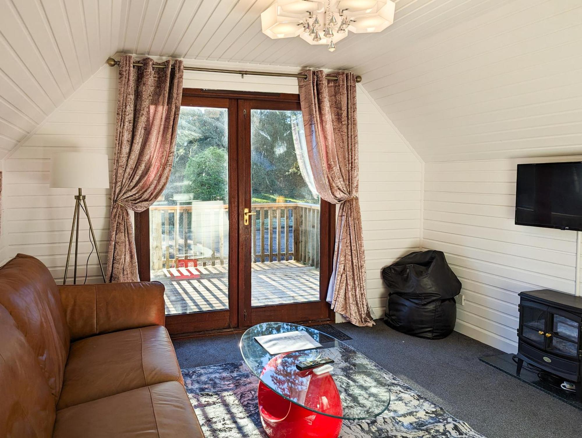 Ceridwen 6 - Hot Tub-luxury-pets-perthshire-romantic-dundee