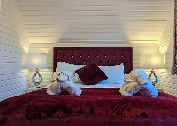 Ceridwen 6 - Hot Tub-Luxury-Pets-Perthshire-Romantic-Dundee