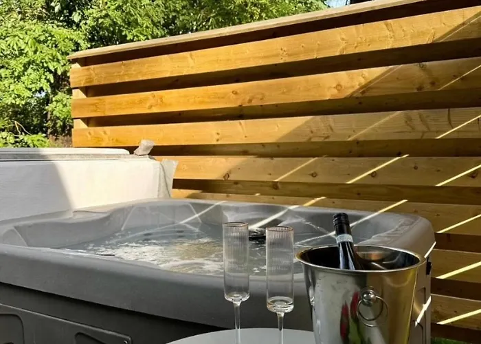 Ceridwen 6 - Hot Tub-Luxury-Pets-Perthshire-Romantic-Dundee
