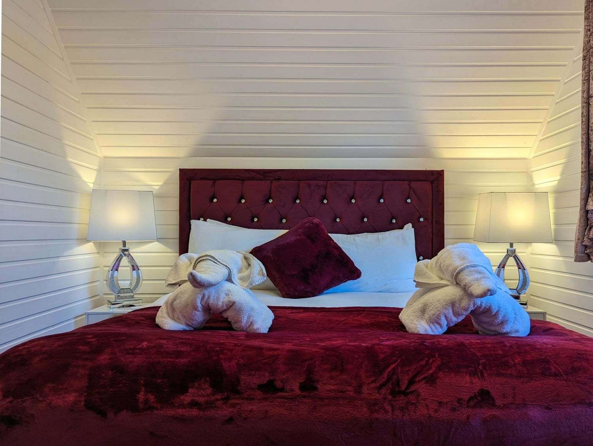 Ceridwen 6 - Hot Tub-luxury-pets-perthshire-romantic-dundee Perth