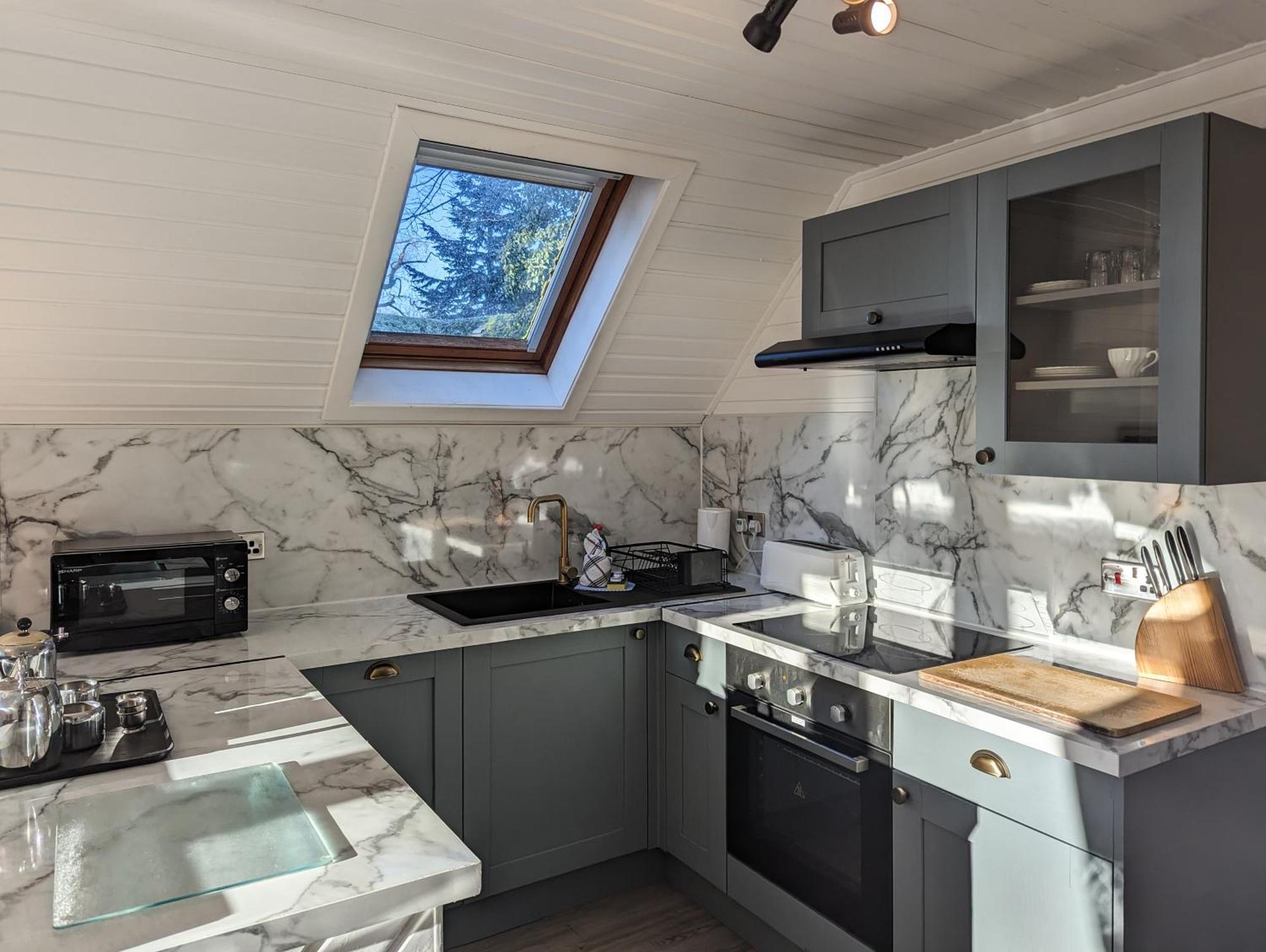 Ceridwen 6 - Hot Tub-luxury-pets-perthshire-romantic-dundee Chalet