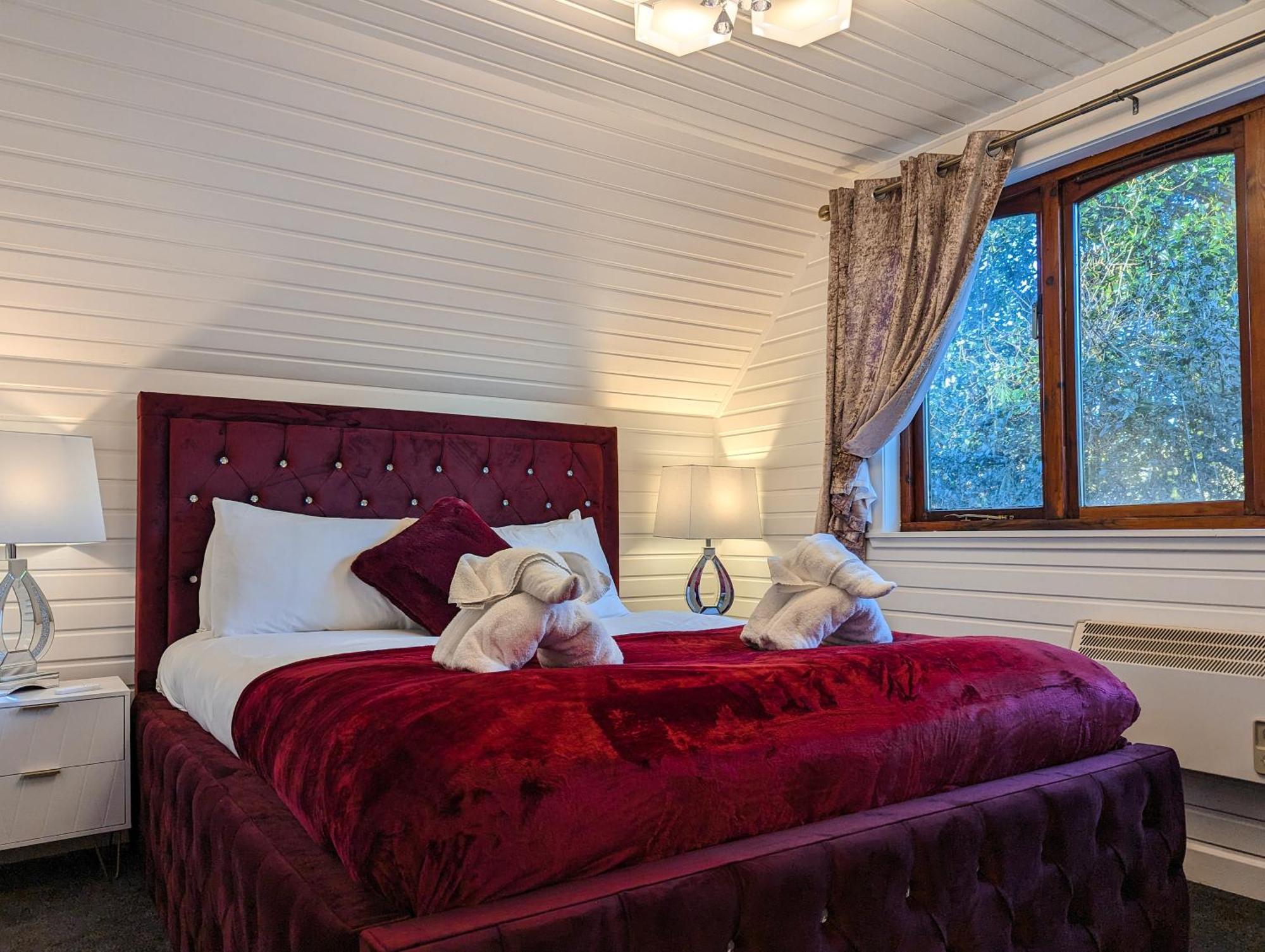 Ceridwen 6 - Hot Tub-luxury-pets-perthshire-romantic-dundee Chalet